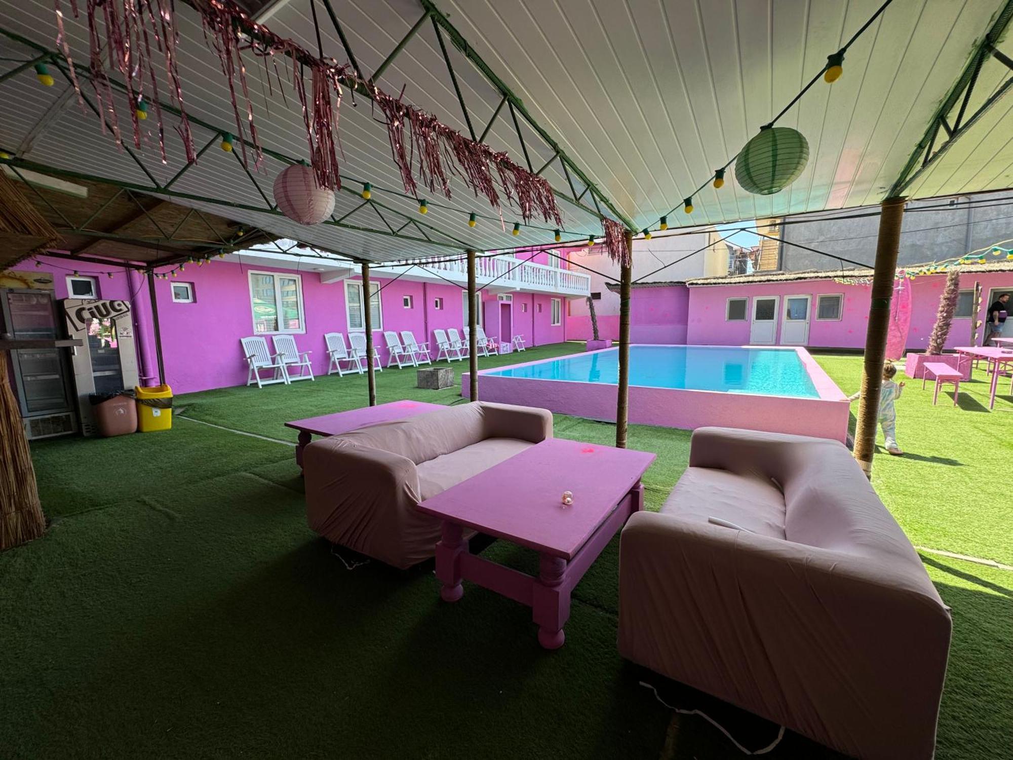 Хостел Casa Barbie Костінешть Екстер'єр фото